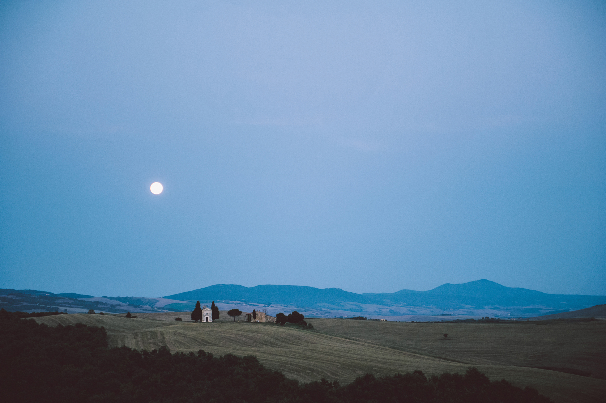 tuscany toscana italy field night blue moon
