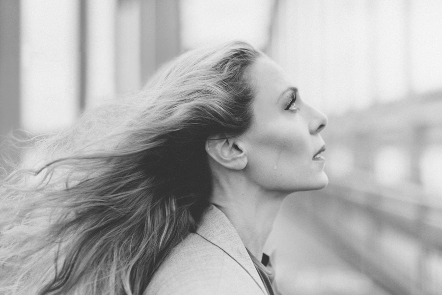 Skådespelerskan Eva Röse fotograferad av porträttfotograf Sussie Mellstedt i Stockholm. Svartvitt porträtt. Sussie Mellstedt Photography.