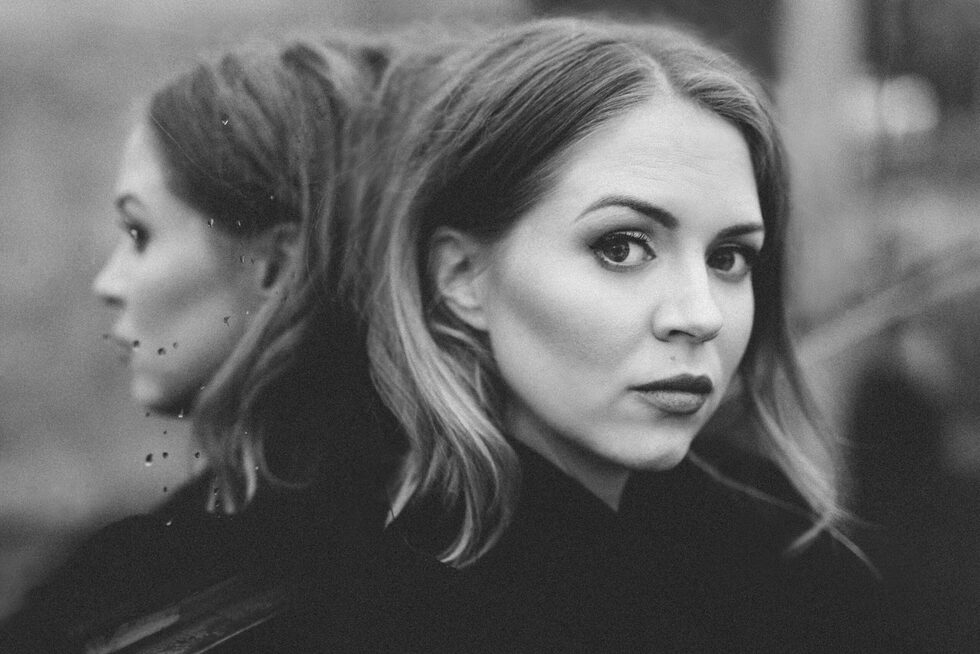 Alexandra Dahlström i ett svartvitt porträtt fotograferat av porträttfotograf Sussie Mellstedt, Sussie Mellstedt Photography.